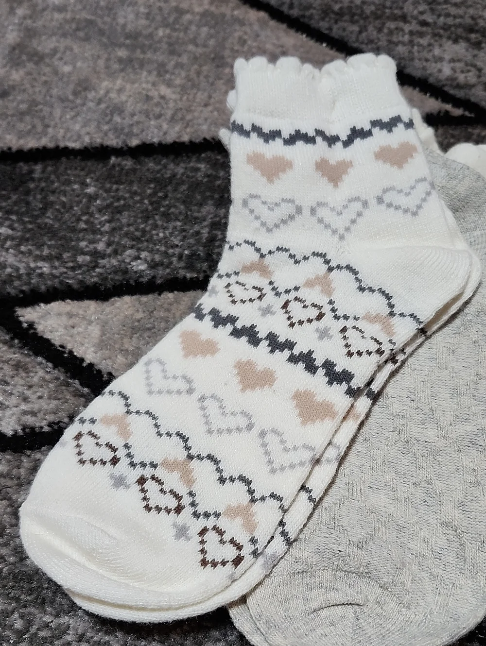 MUK LUKS 3-PAIRS WOOL-BLEND TIER ANKLE MINI CREW SOCKS IVORY/GRAY/HEART PRINT